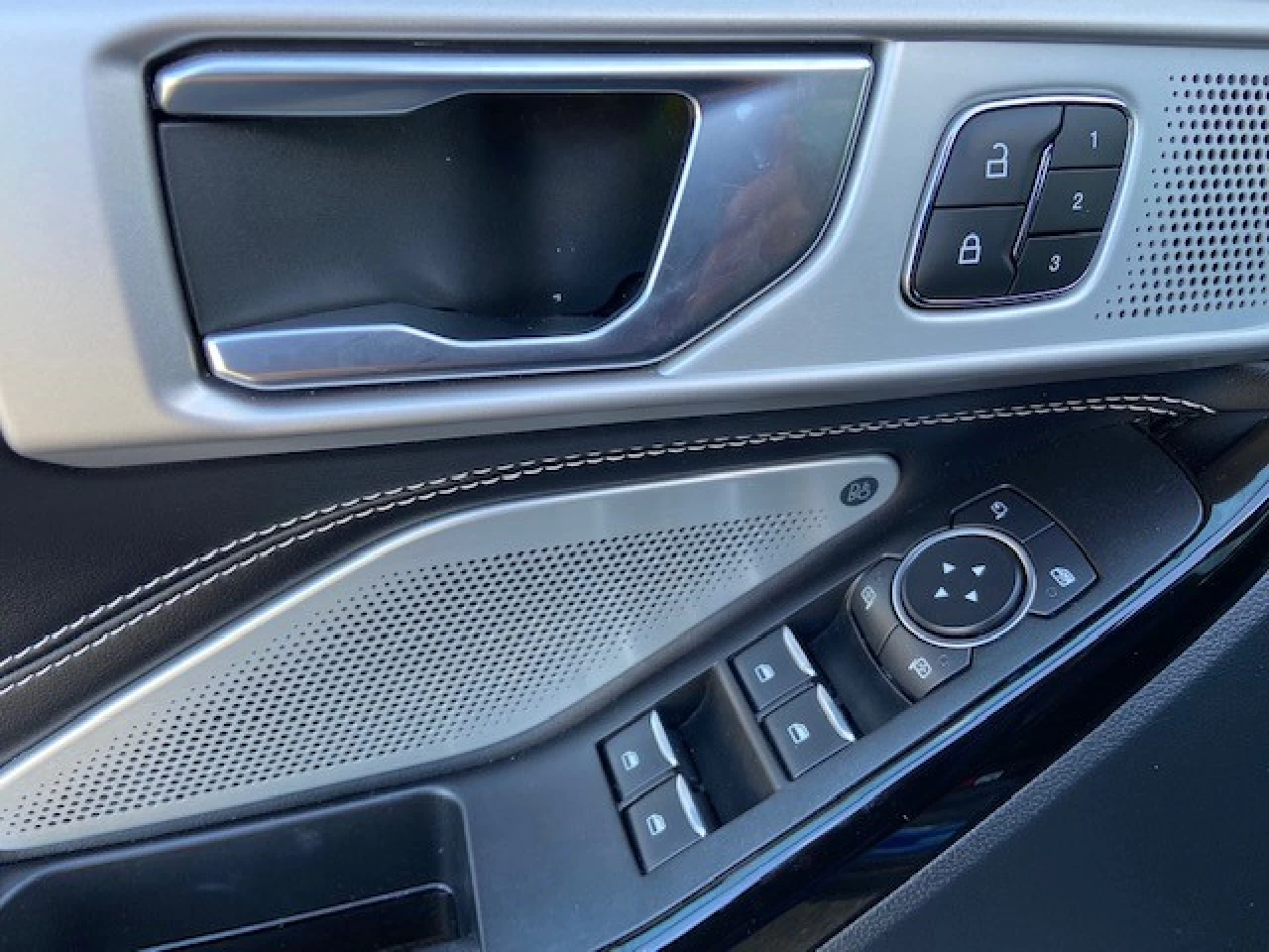 2021 Ford Explorer ST Image principale