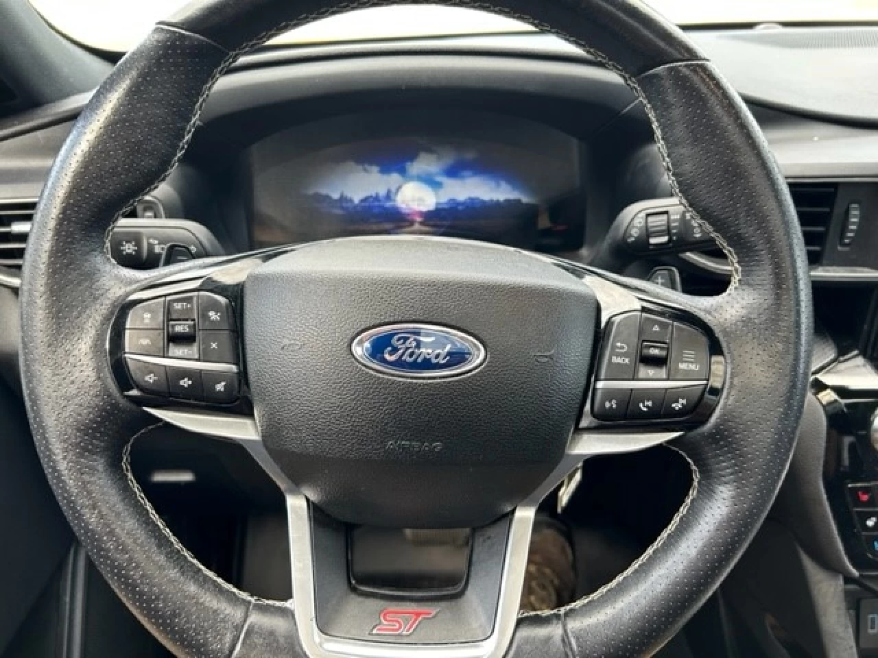 2022 Ford Explorer ST Image principale