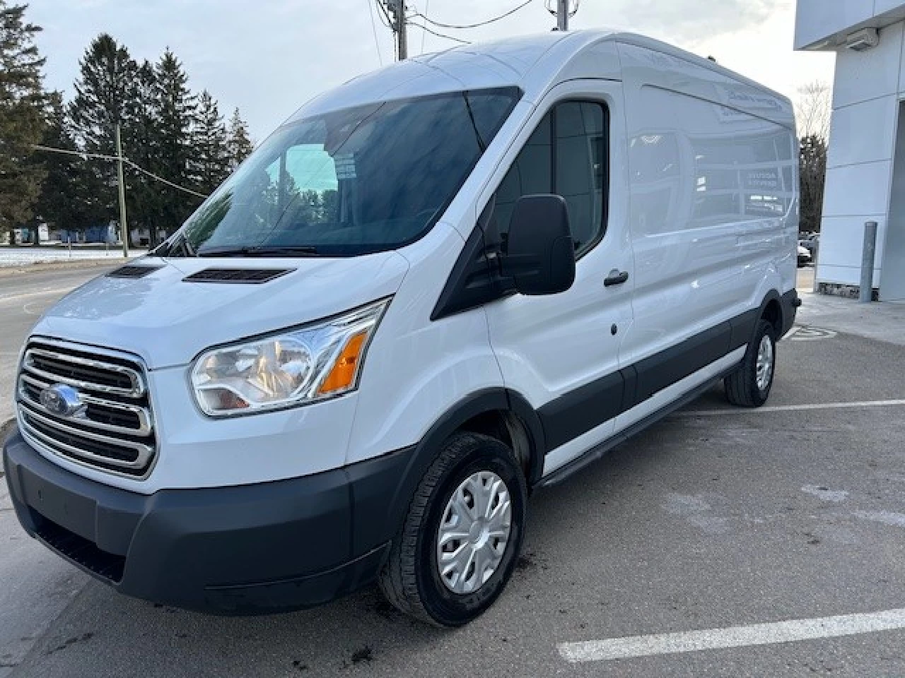 2015 Ford Transit fourgon utilitaire T-250 148" Med Rf 9000 GVWR Sliding RH Dr Image principale
