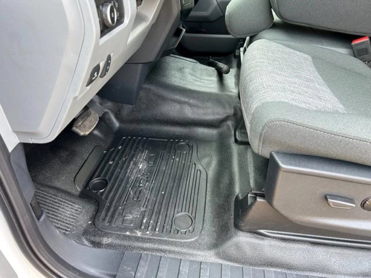 2023 Ford Super Duty F-550 DRW XLT Main Image