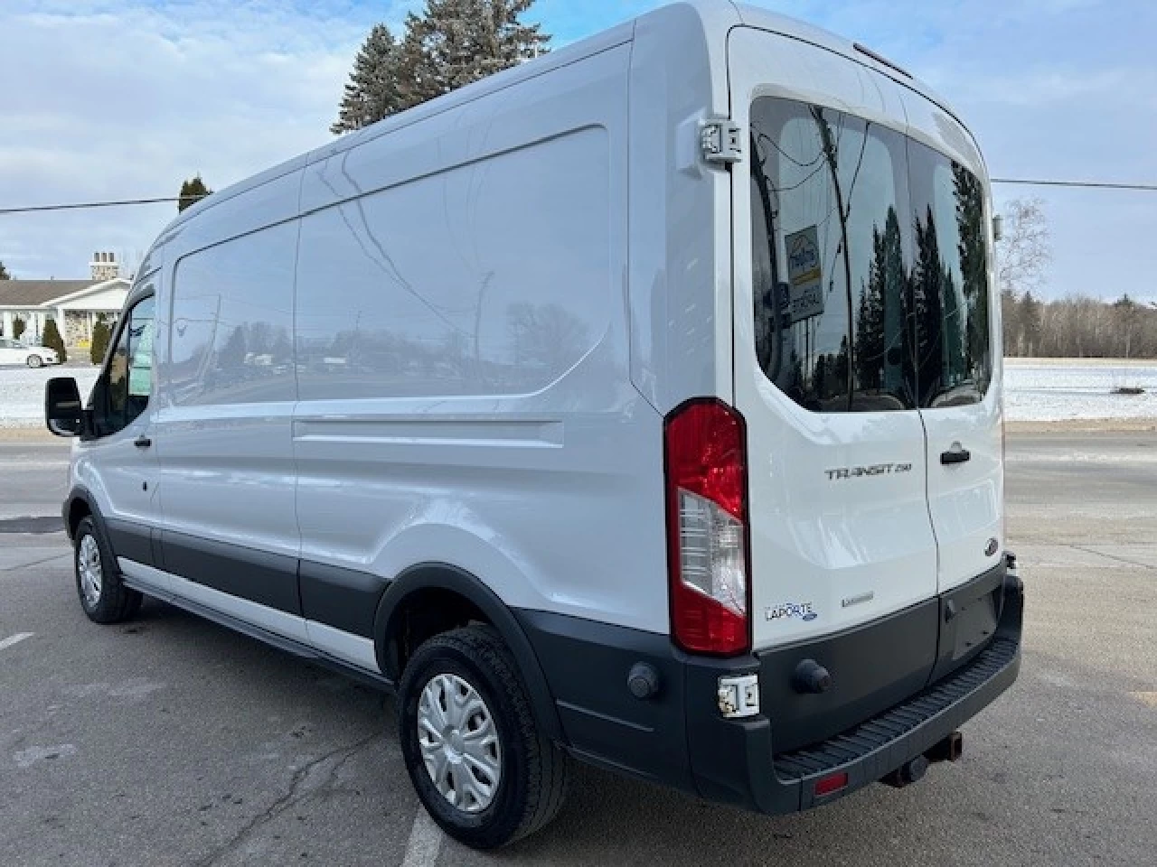 2015 Ford Transit fourgon utilitaire T-250 148" Med Rf 9000 GVWR Sliding RH Dr Image principale