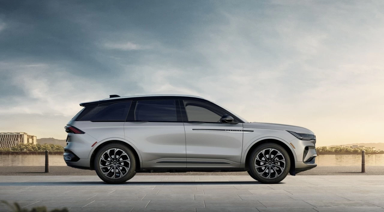2025 Lincoln Nautilus Reserve AWD Main Image